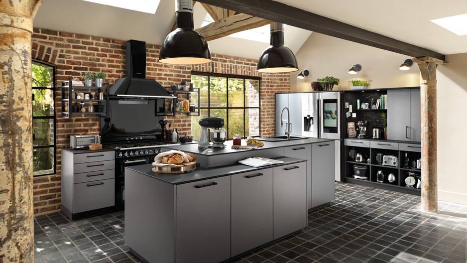 Cocina gris y negra con isla central de doble altura y piano de cocina retro