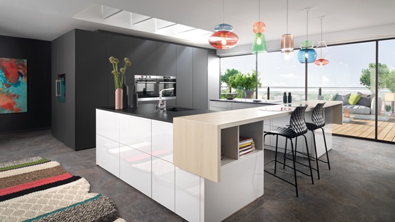 moderne Küche mit zentraler Insel in schwarz-weiß und Ess-Ecke in Holz