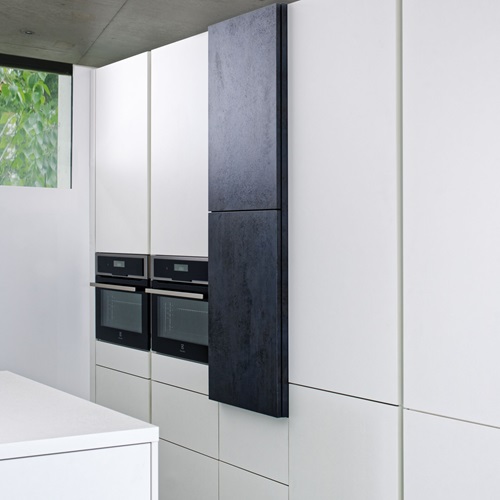 Seitenschrank in voller Höhe mit eingebautem Kühlgerät.