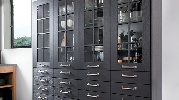 Geschirrschrank mit schwarzen Glasfronten