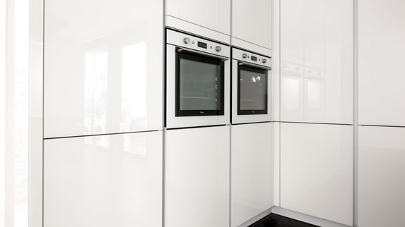 Backofenumbau mit weiß lackierten Fronten Ausführung Glas glänzend