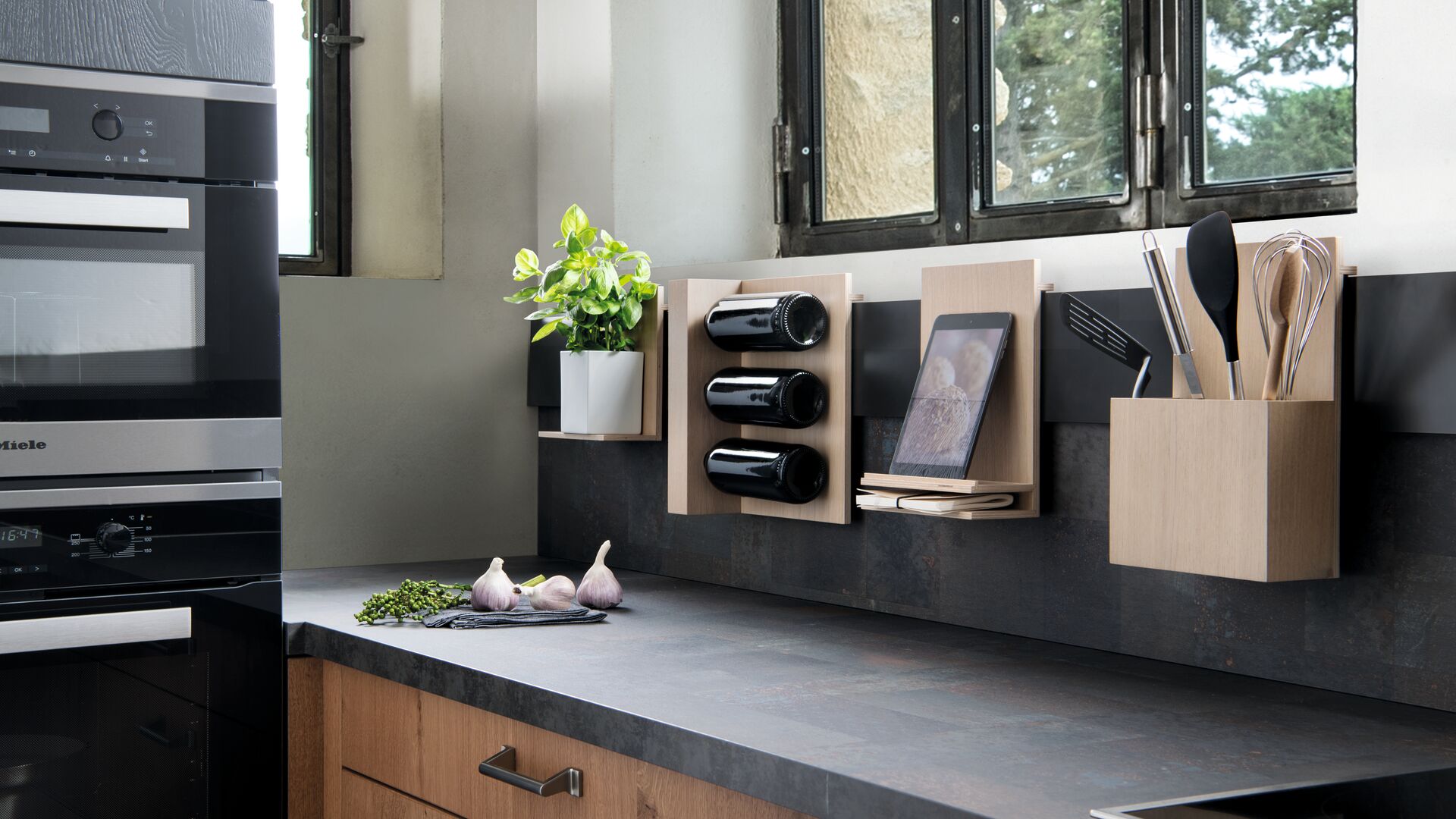 Crédence modulable pour ustensiles cuisine et porte tablette téléphone