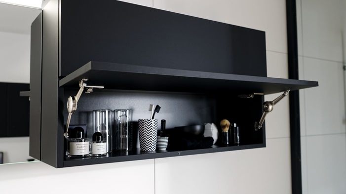 Schwarzer Bad-Hängeschrank mit Lifttür