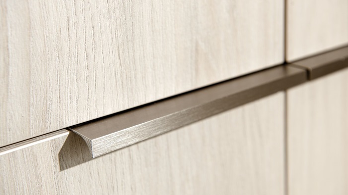 Griff in profiliertem Metall fürs Bad