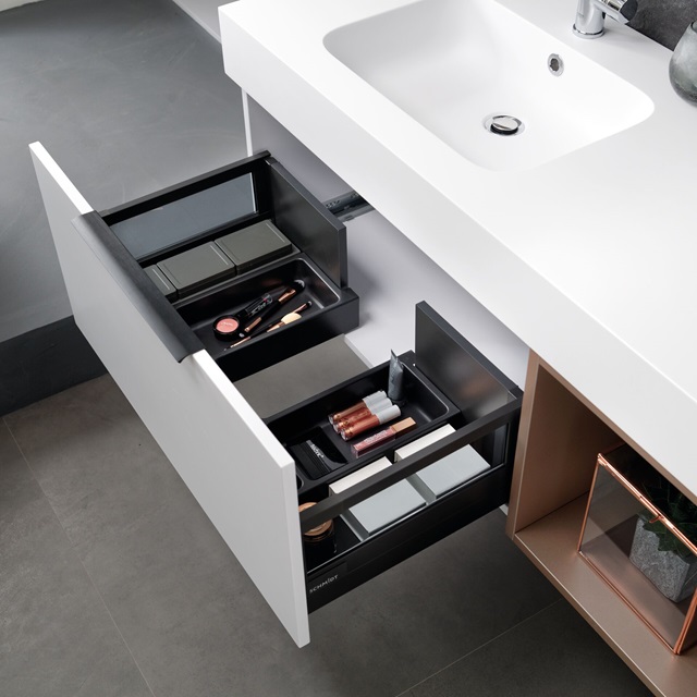 Möbel unter Waschbecken mit großen Auszügen
