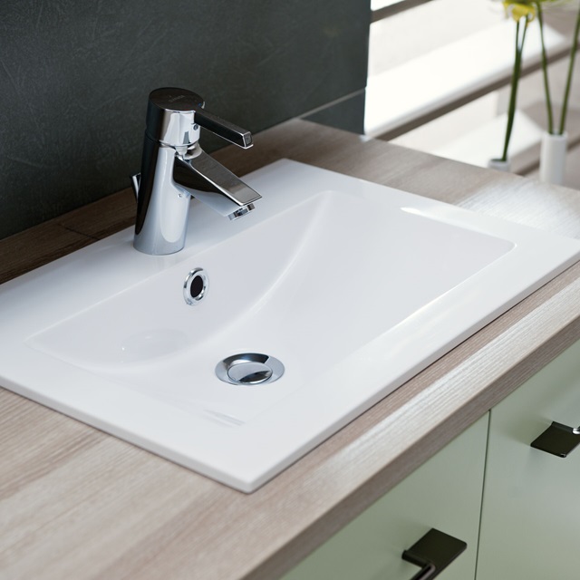 Waschbecken, eingebaut in Holzplatte