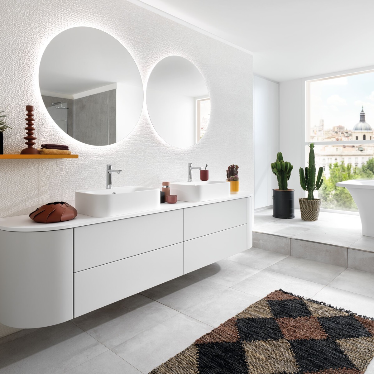 Gerundete Badmöbel in weiß und schwarz