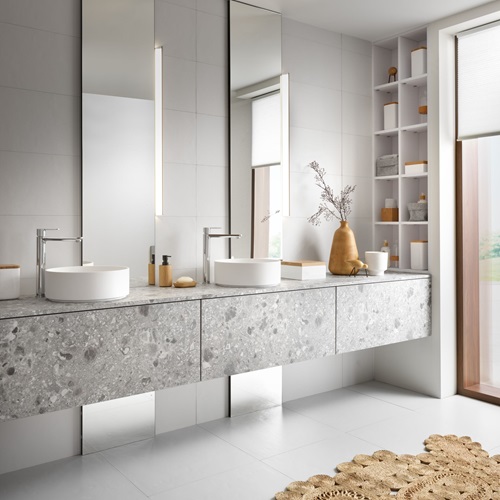 Salle de bains avec meuble en terrazzo effet pierre naturelle