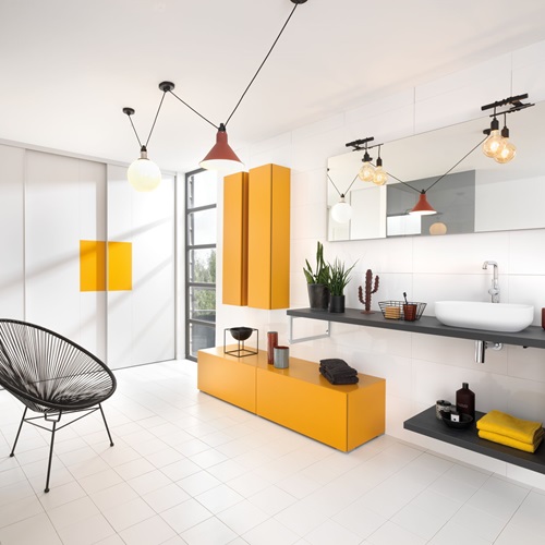 Grand miroir et meuble jaune sur mesure pour salle de bain