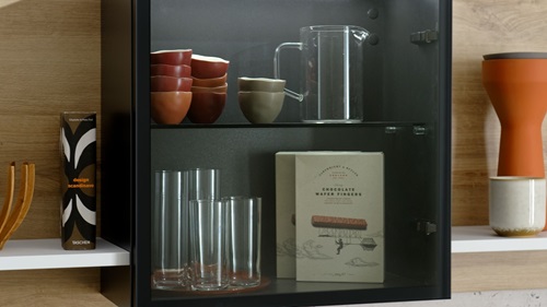 Kleine, hangende zwarte vitrine met Willow rookglas