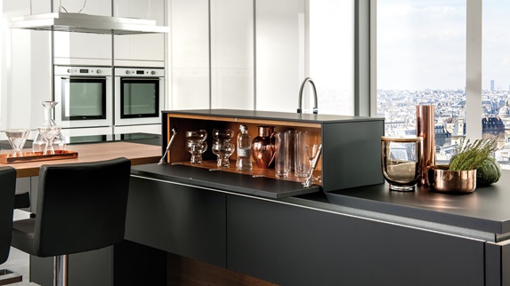 Barmöbel mit Klappe, in die Insel integriert