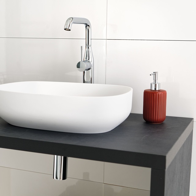 Rundes, weißes Becken zum Aufsetzen auf schwarze Waschtischplatte