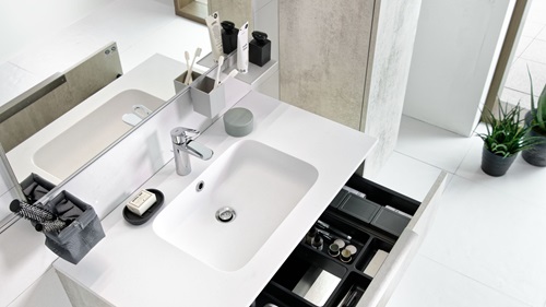 Waschbeckenschrank mit Auszug und Unterteilung für Toilettenartikel