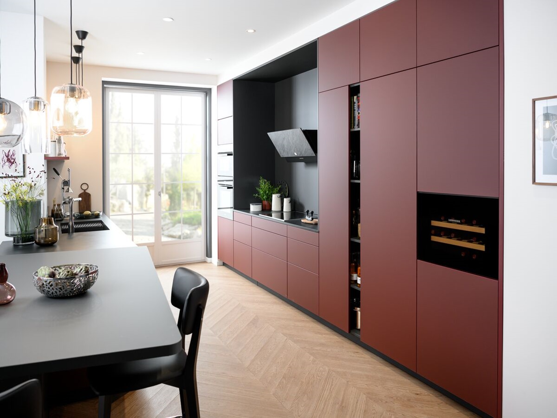 Cuisine en longueur avec fenêtre sur jardin