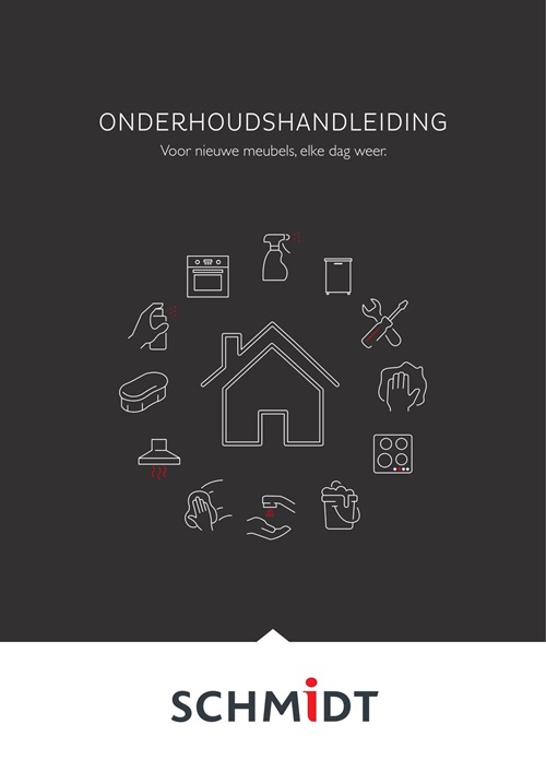 Vue d'un salon avec un canapé et une table basse, une cheminée avec un feu allumé au premier plan et les baies vitrées en arrière plan.