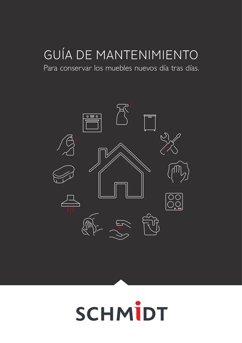 Vue d'un salon avec un canapé et une table basse, une cheminée avec un feu allumé au premier plan et les baies vitrées en arrière plan.