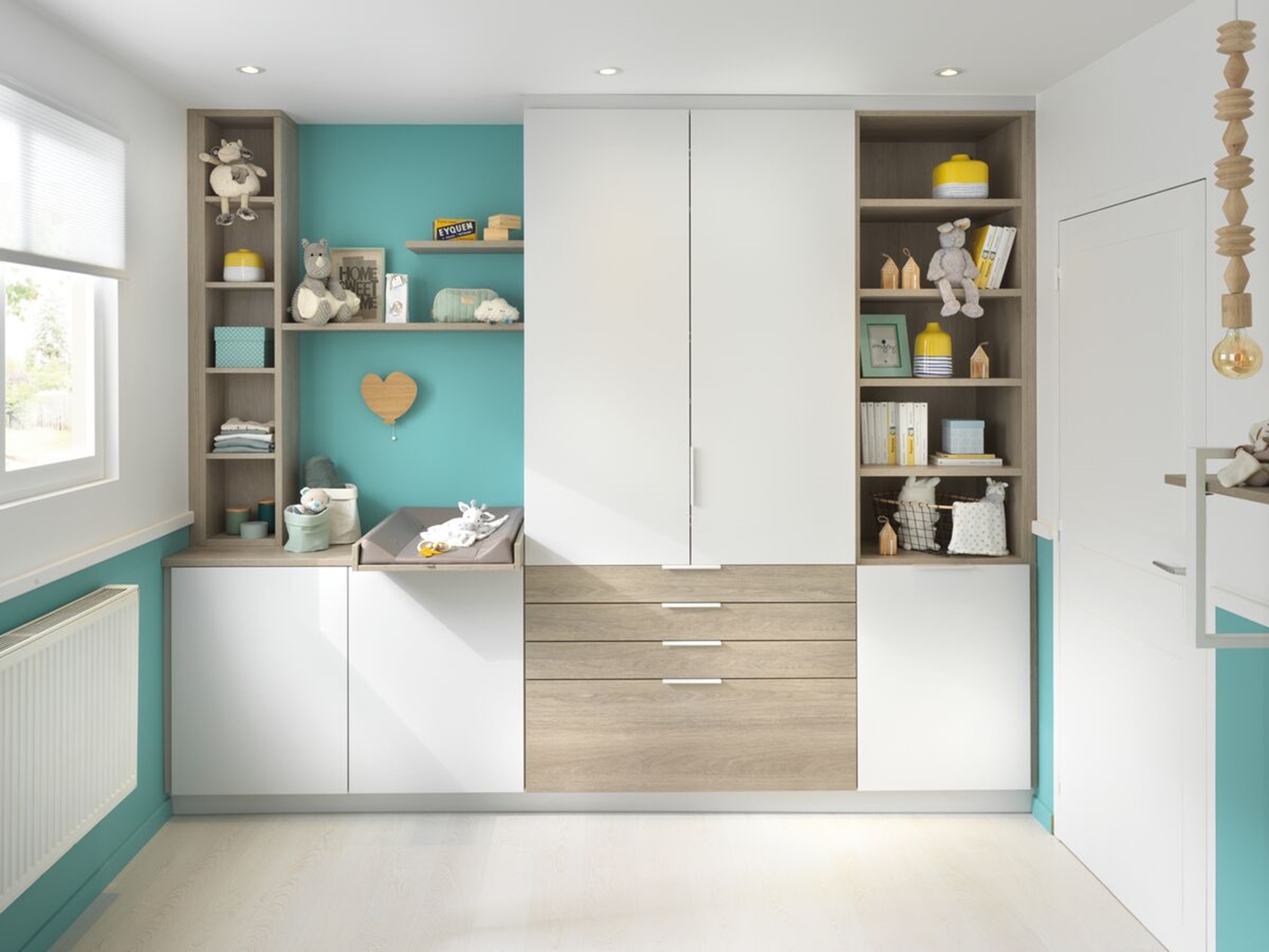 Vue d'en face du placard mural de rangement de la chambre bébé avec armoire fermée