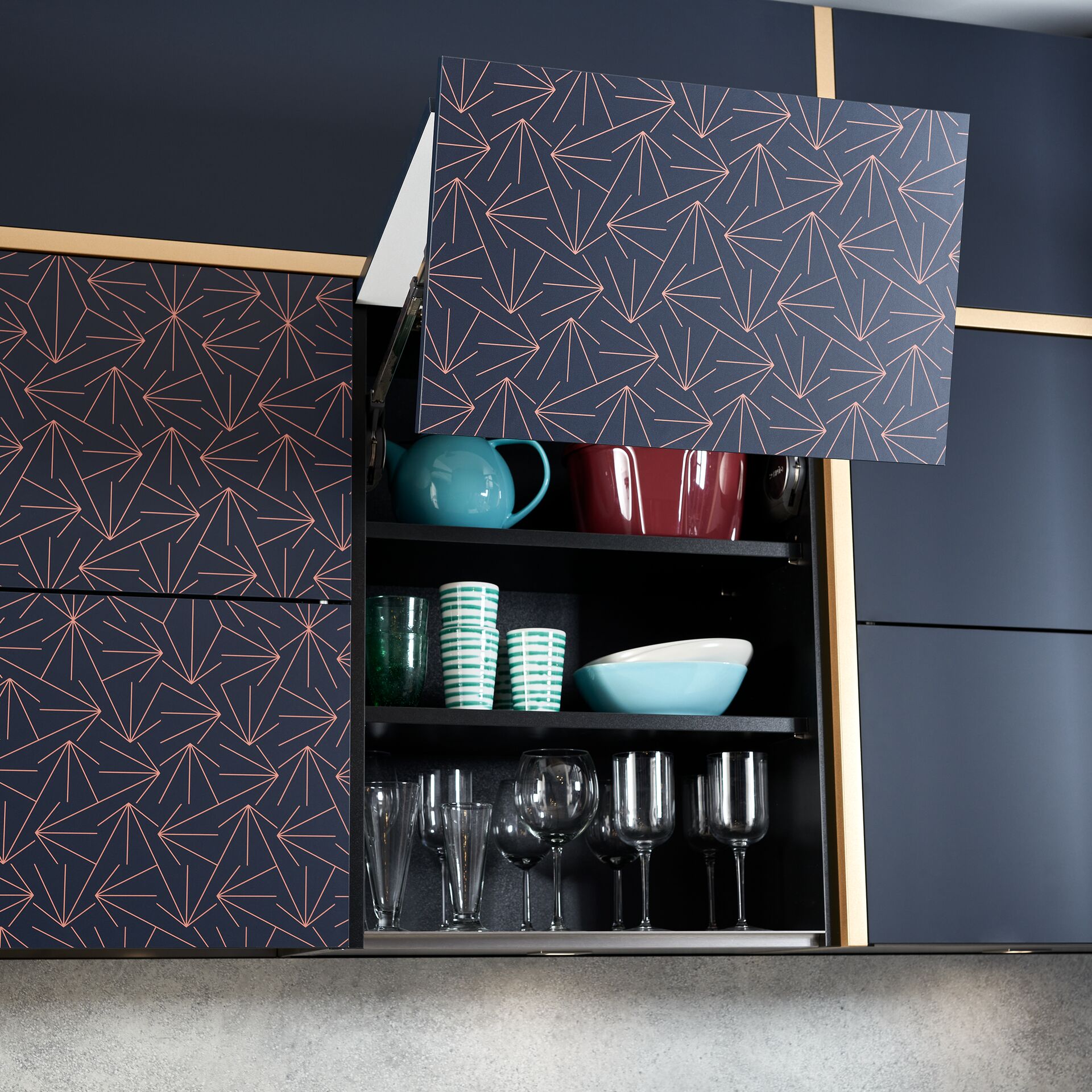 Petite cuisine blanche ouverte avec verrière