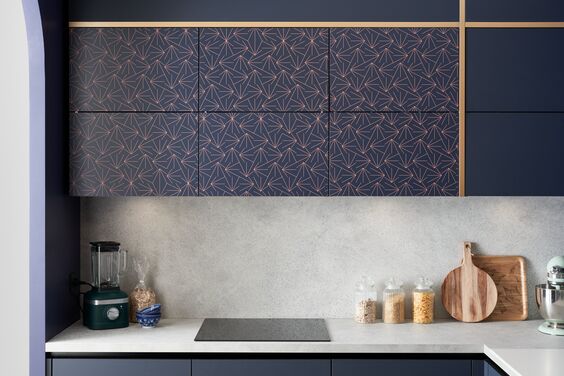 Cuisine rouge avec crédence intégrale en stratifié noir