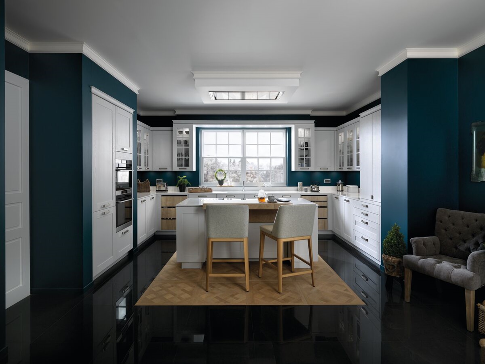 Cuisine bleue et blanche avec ilot central