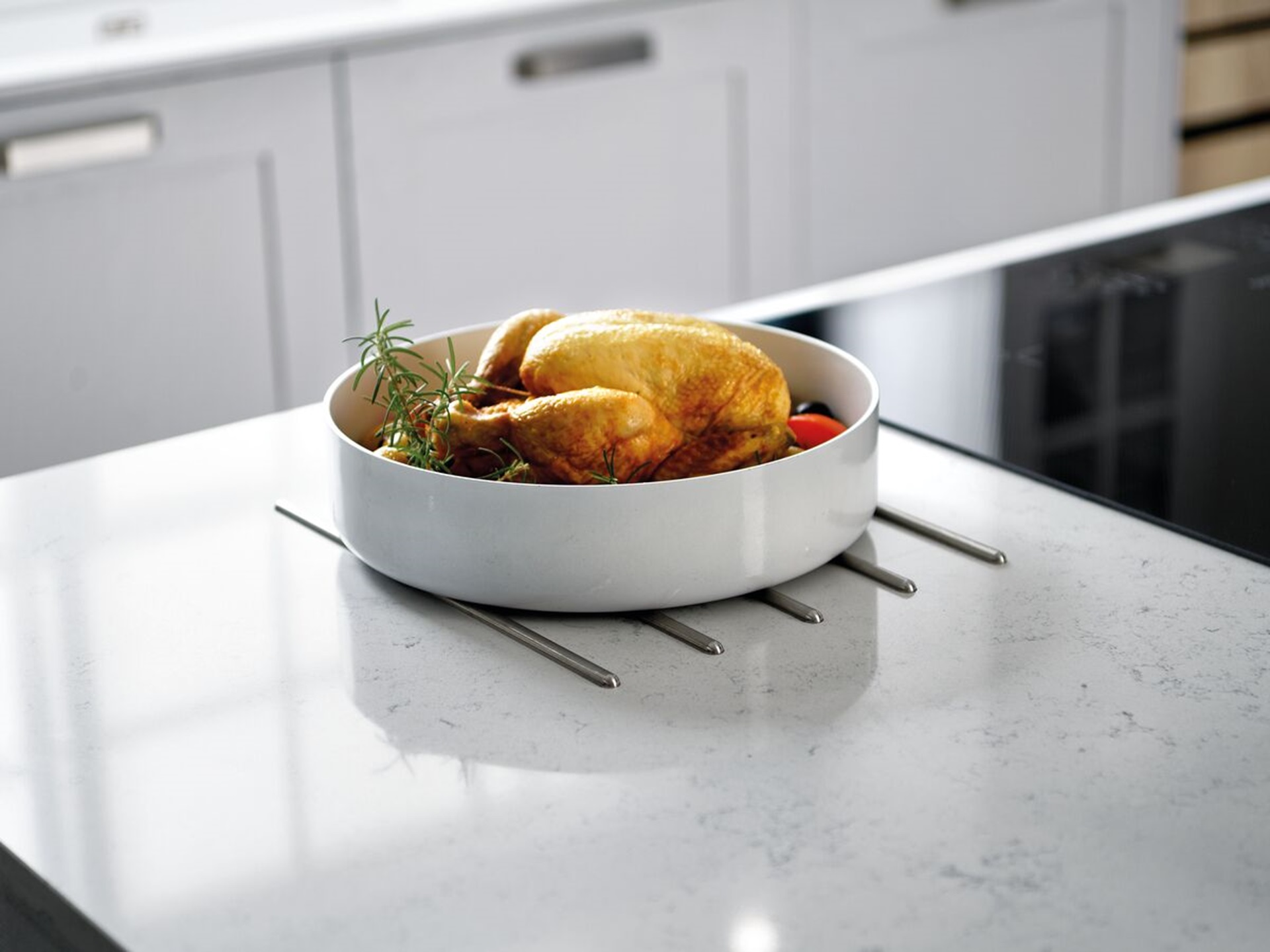 Dessous de plat intégré au plan de travail à coté de la plaque de cuisson