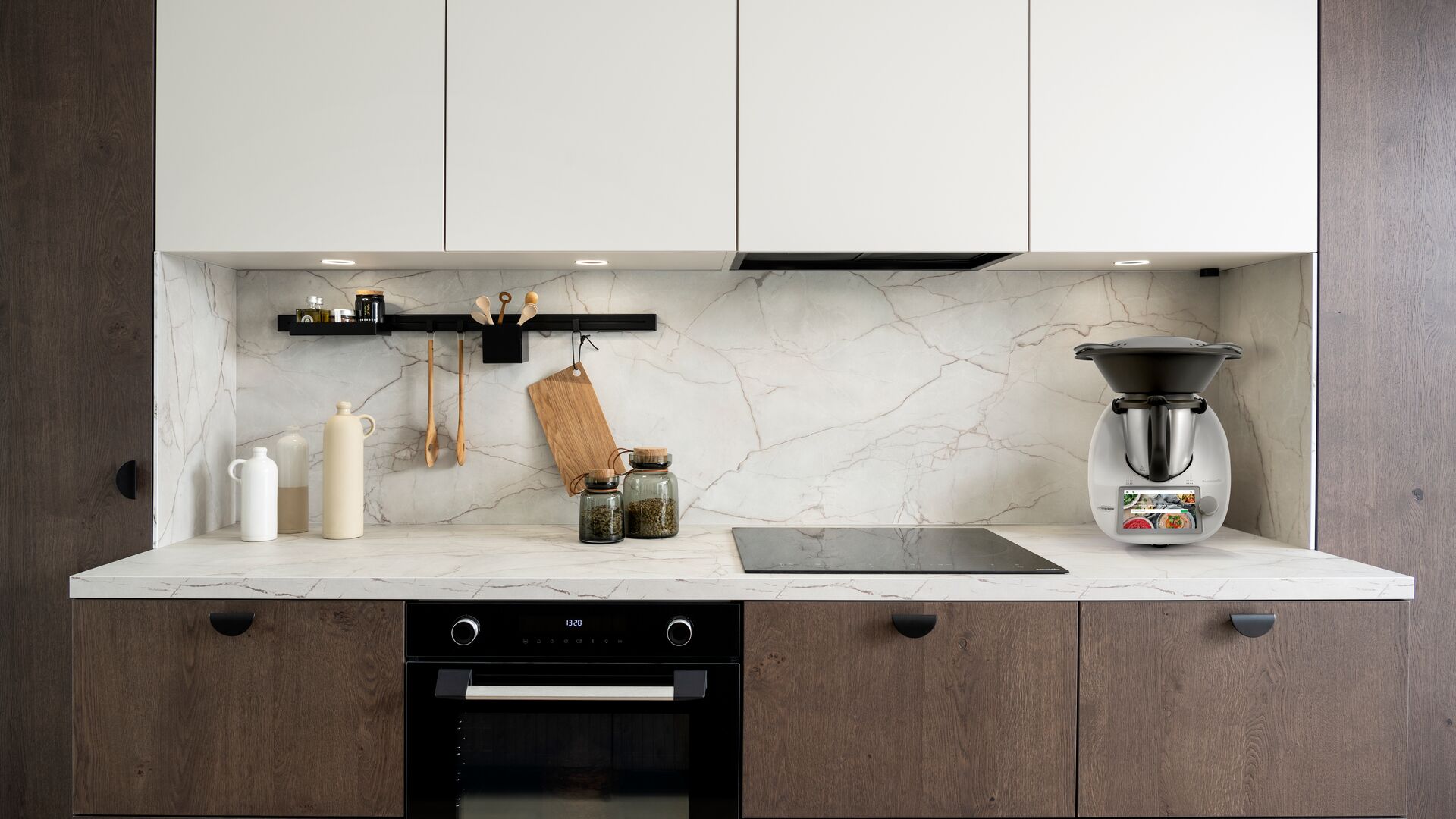 Crédence de couleur sur toute la longueur avec meuble de cuisine blanc laqué