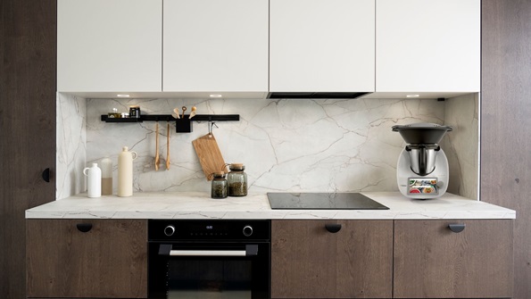 Crédence de couleur sur toute la longueur avec meuble de cuisine blanc laqué