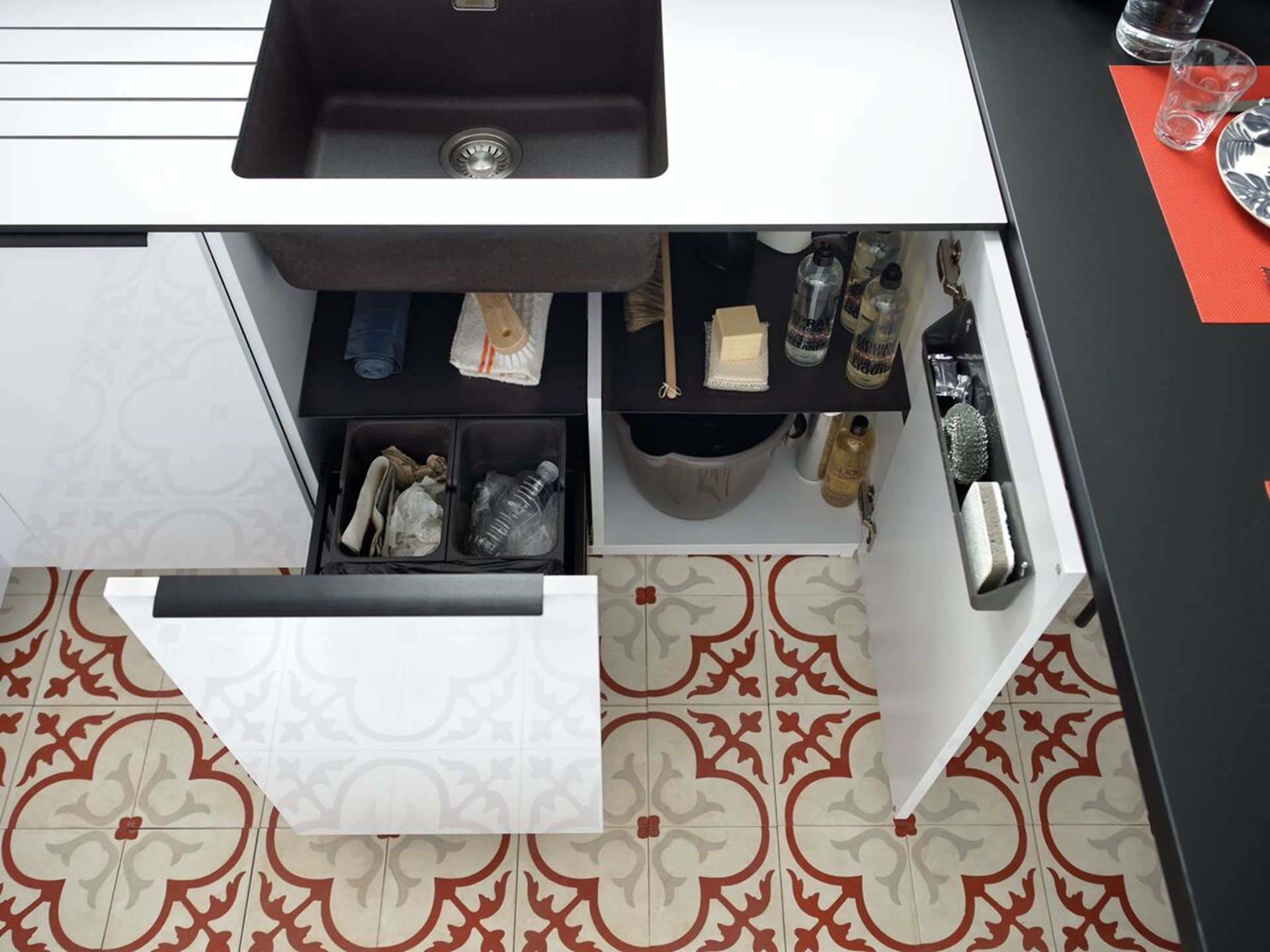Meuble bas sous évier blanc avec poubelles, étagères et porte éponges