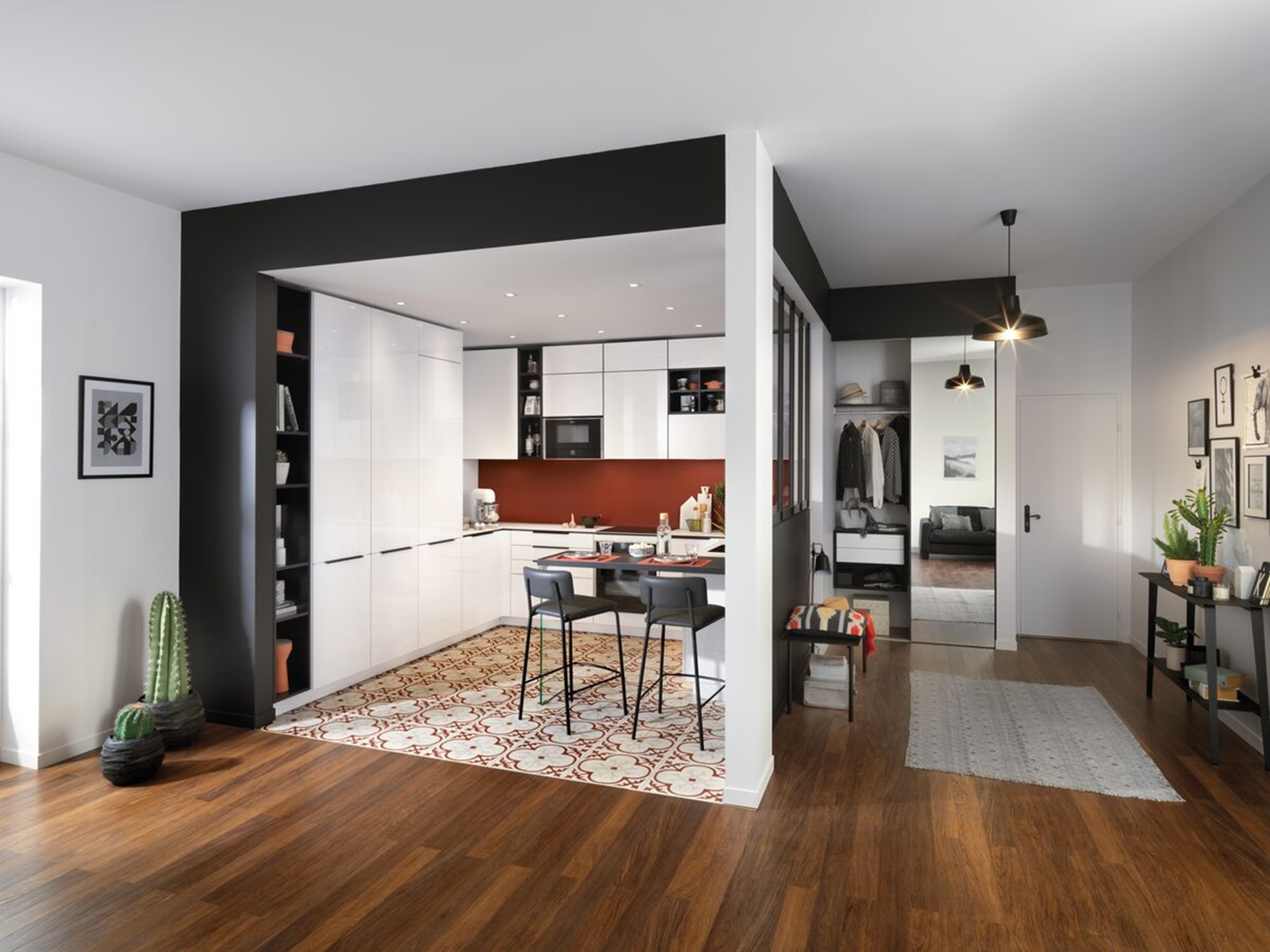 Cuisine petit espace design avec verrière et placard entrée
