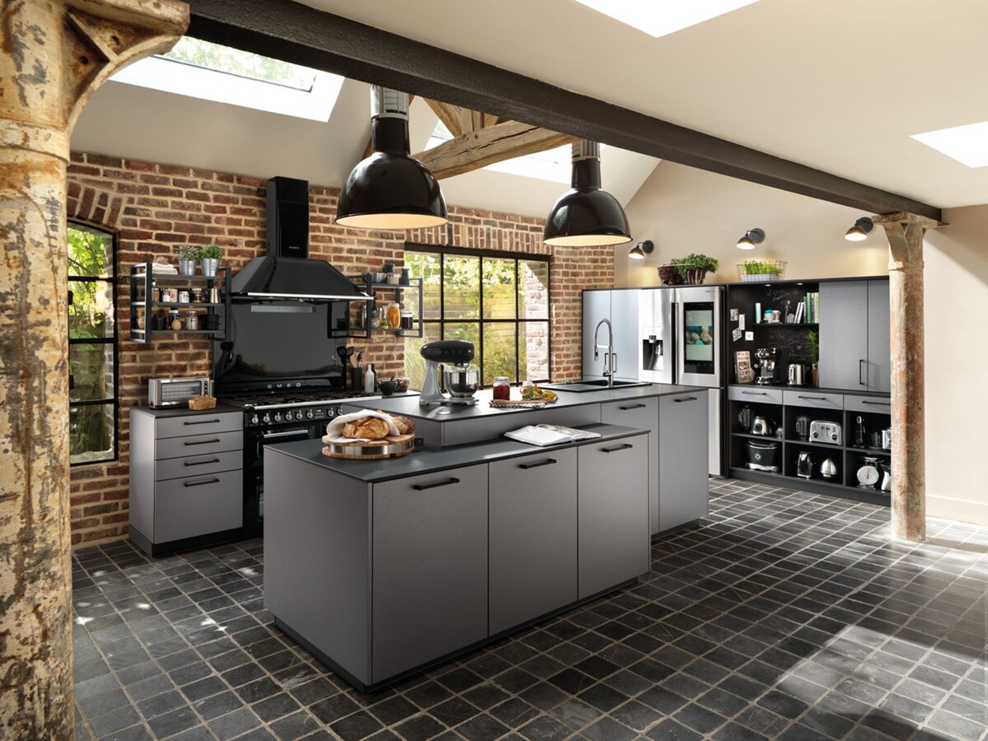 Cuisine grise et noire avec îlot central double hauteurs et piano de cuisson rétro