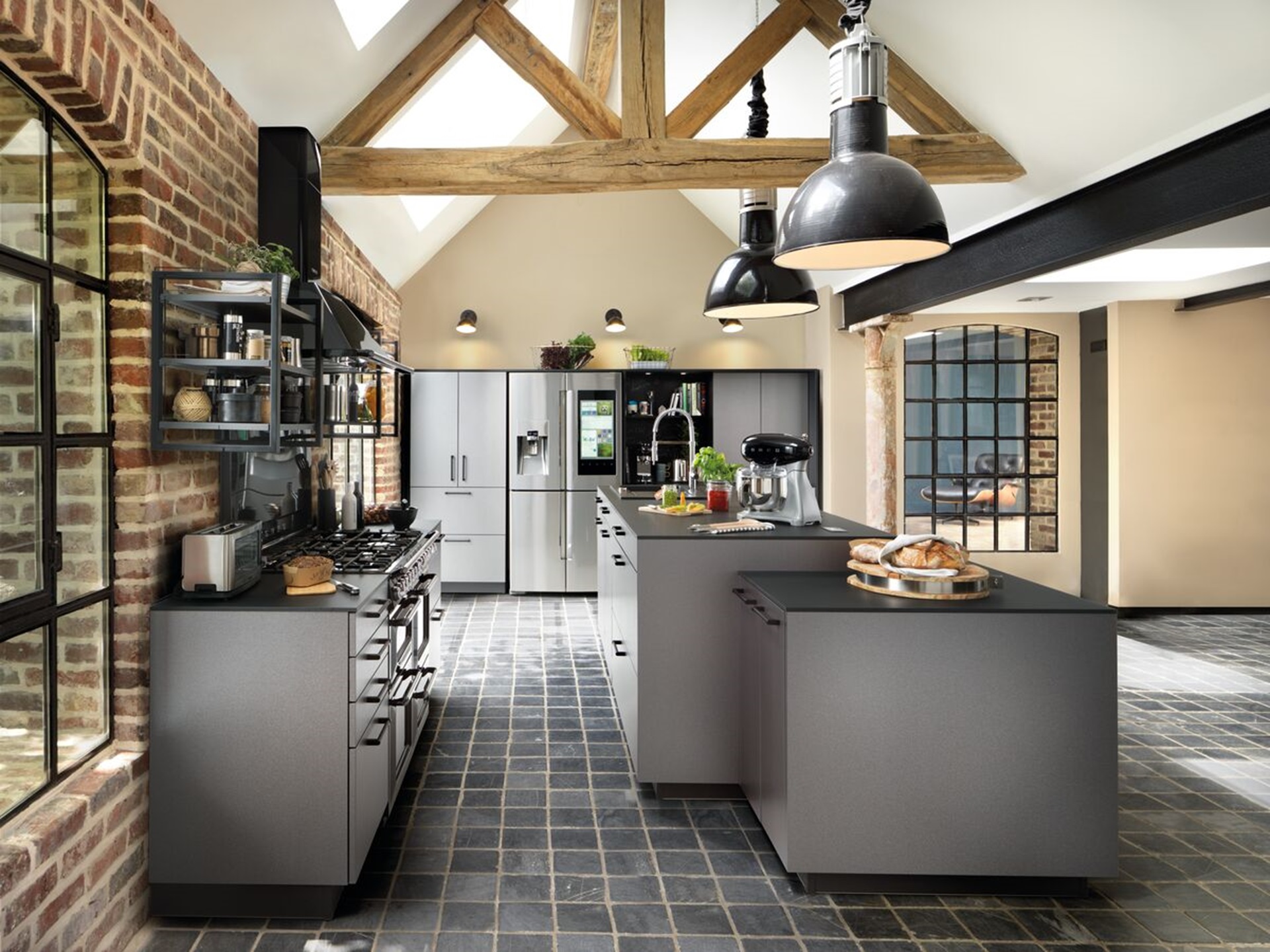 Cuisine grise et noire avec îlot central multi hauteur