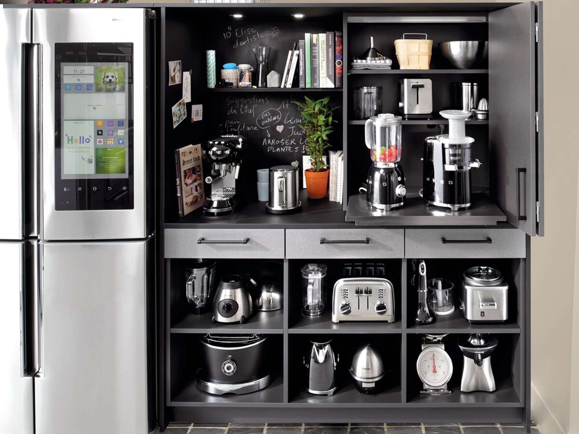 Meuble avec niches de rangement, porte pliante et tablette coulissante avec robots ménagers et étagères au dessus