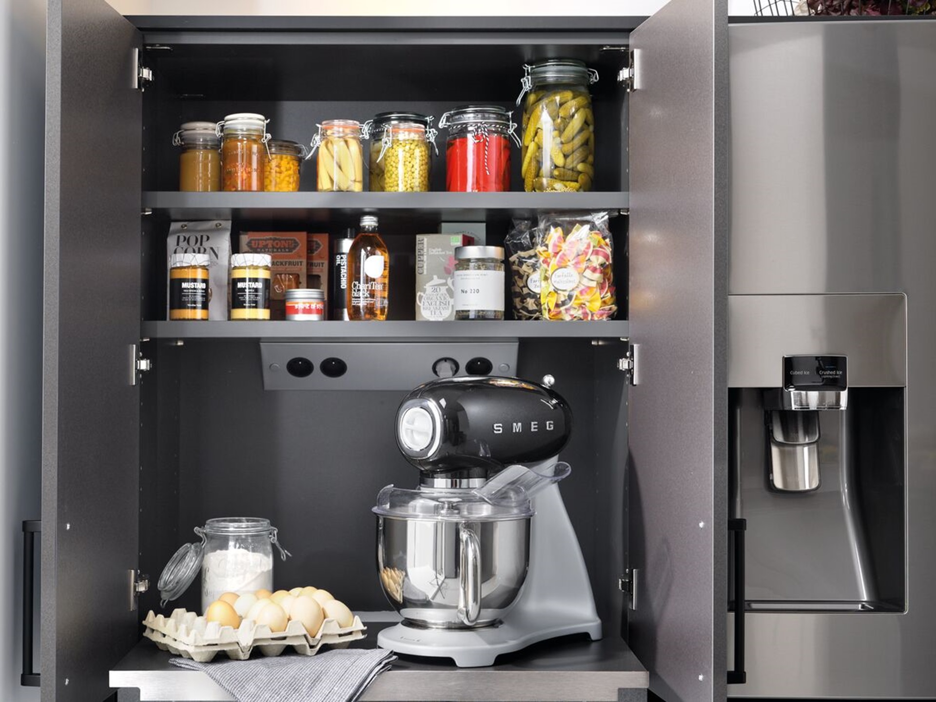 armoire avec tablette coulissante et robot ménager intégrée dans meuble de rangement