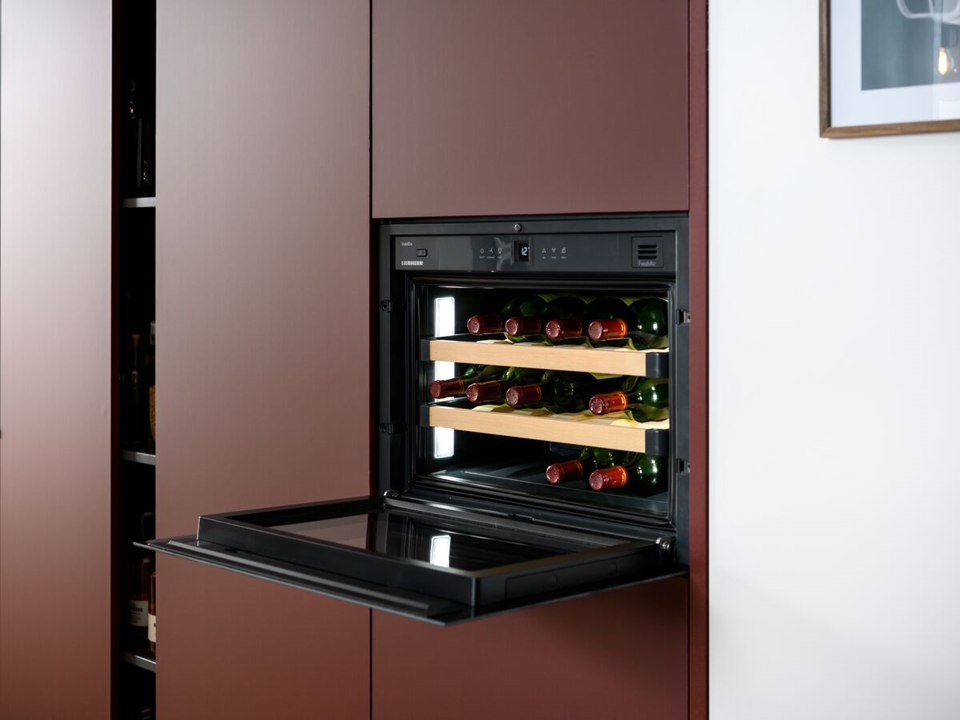 Cave à vin intégrée en hauteur dans meuble colonne