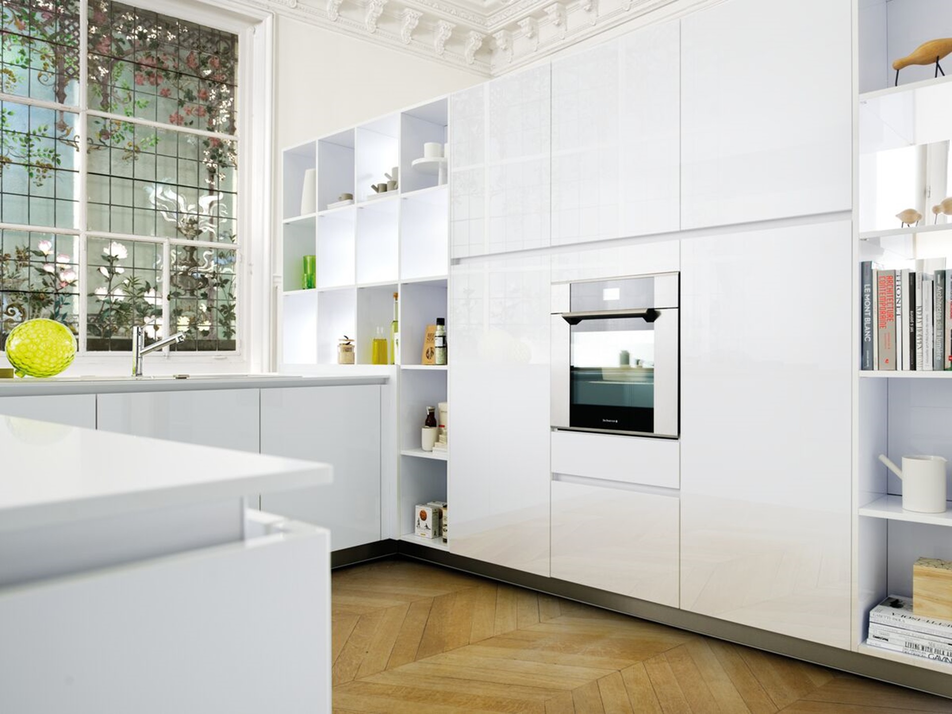 Cuisine blanche contemporaine en U avec bibliothèques et niches de rangement intégrées
