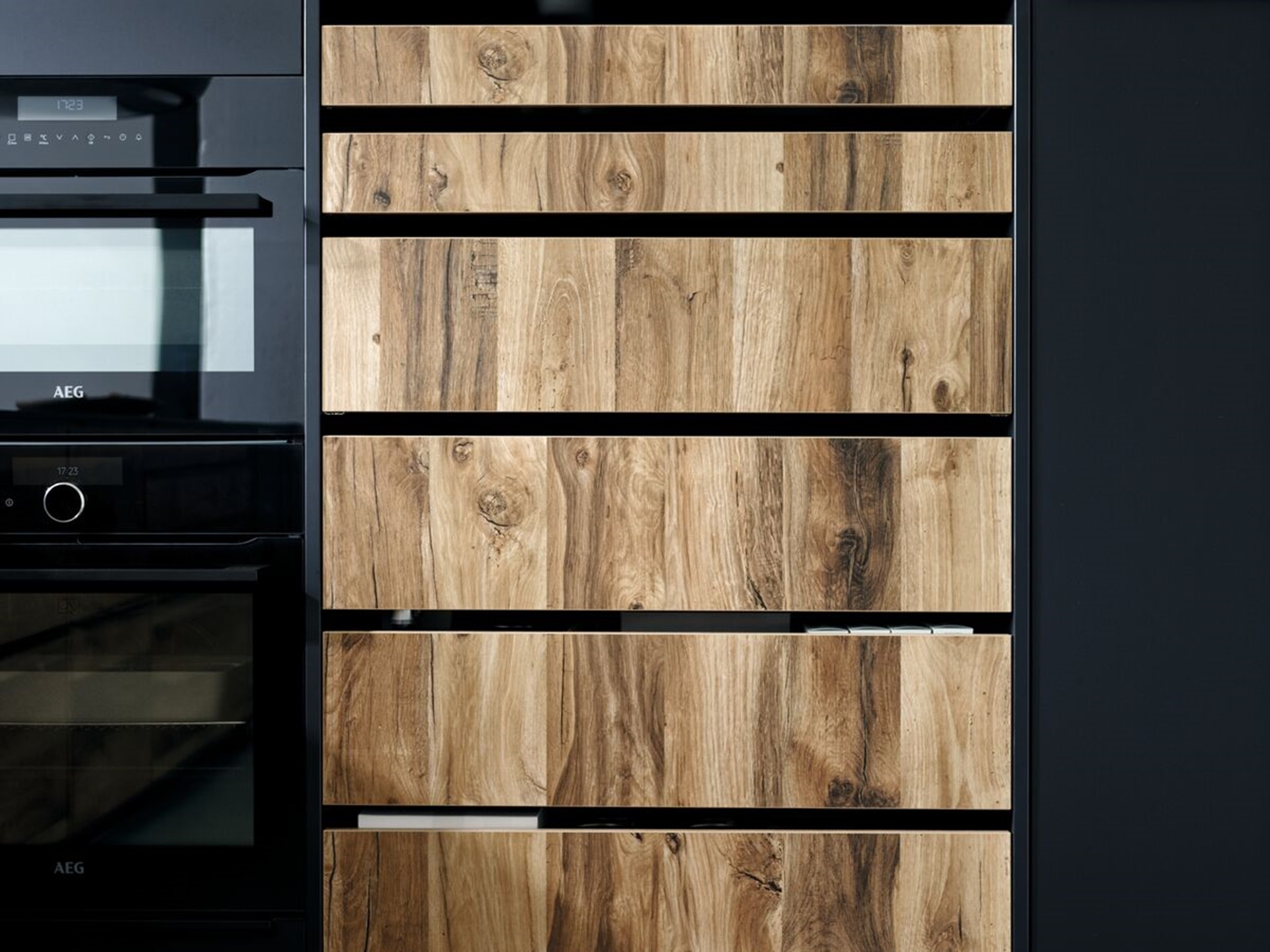 Spots LED de cuisine intégrés aux niches des meubles de rangement