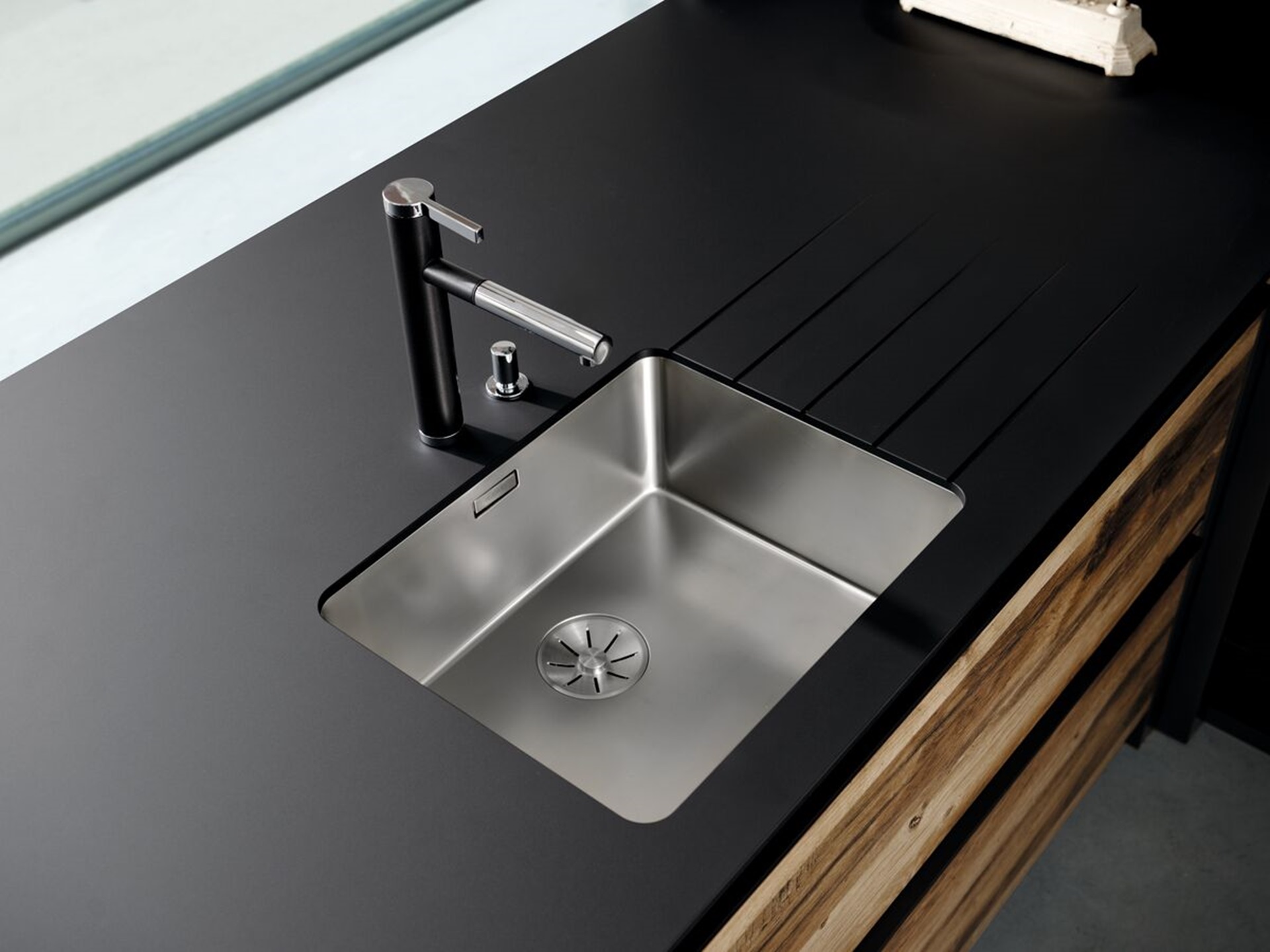 Plan de travail cuisine compact 12 mm noir avec évier cuve sous plan