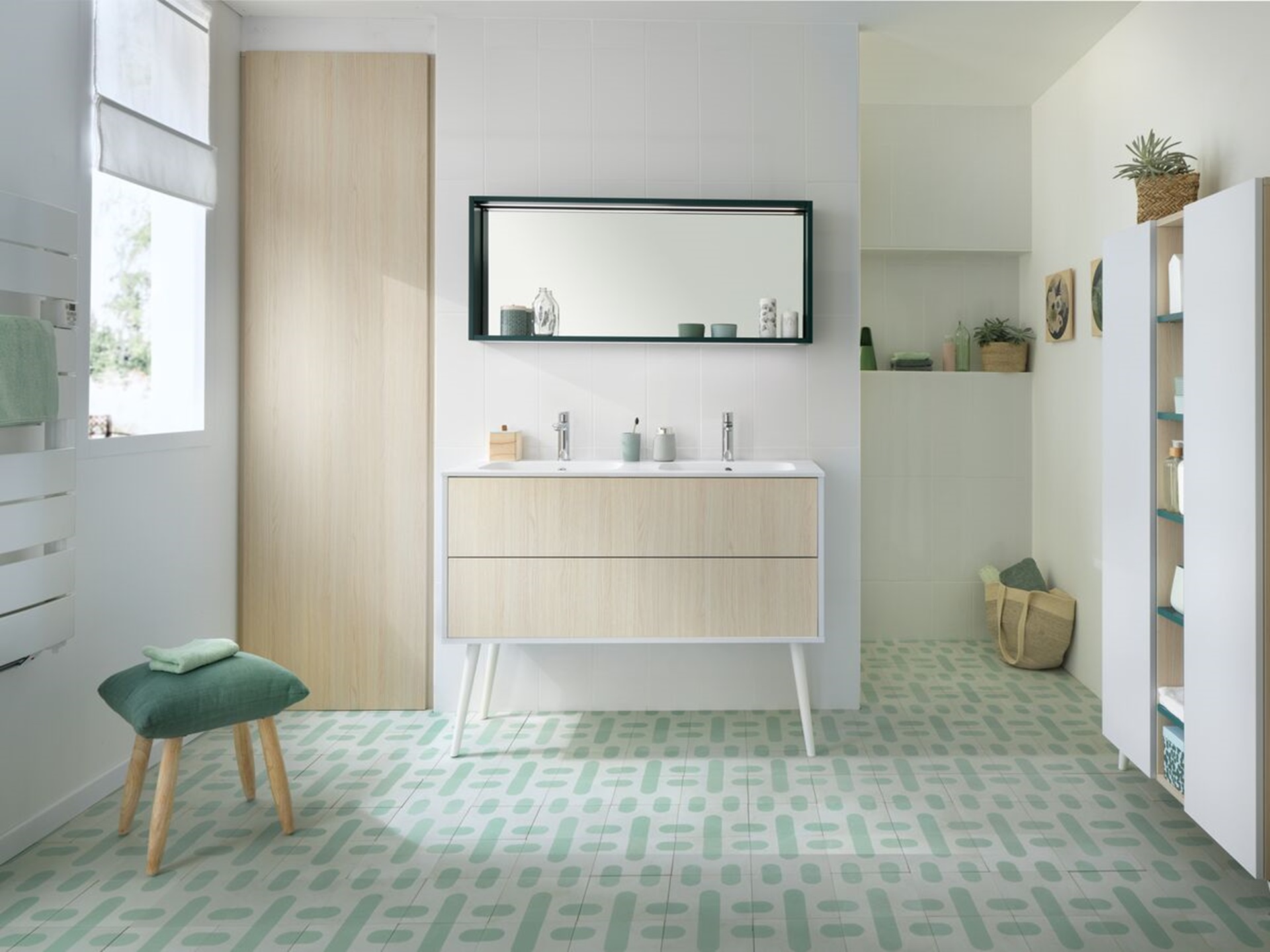 Salle de bains blanche et bois moderne