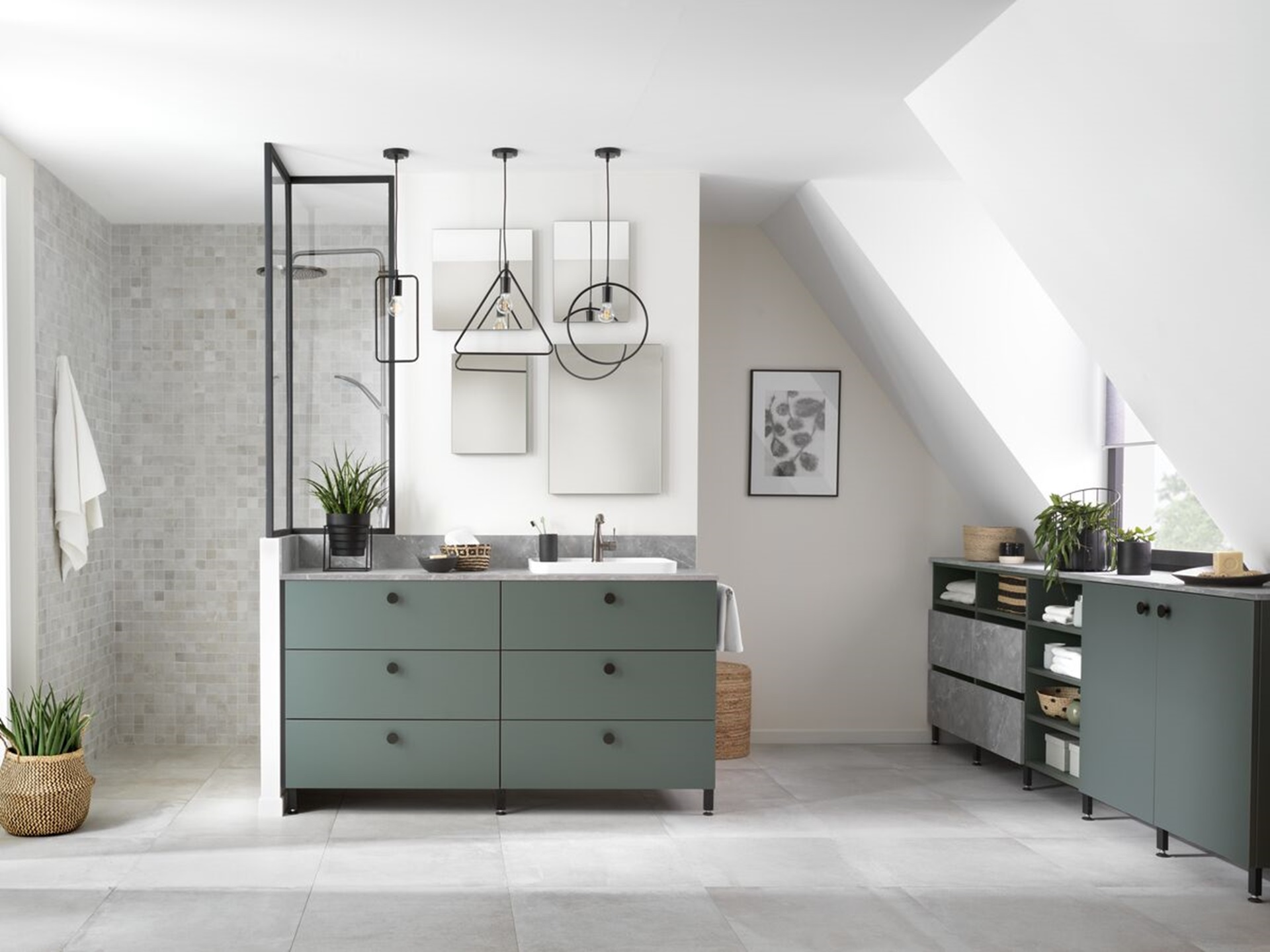 Salle de bains sous pente avec meubles verts gris et douche italienne