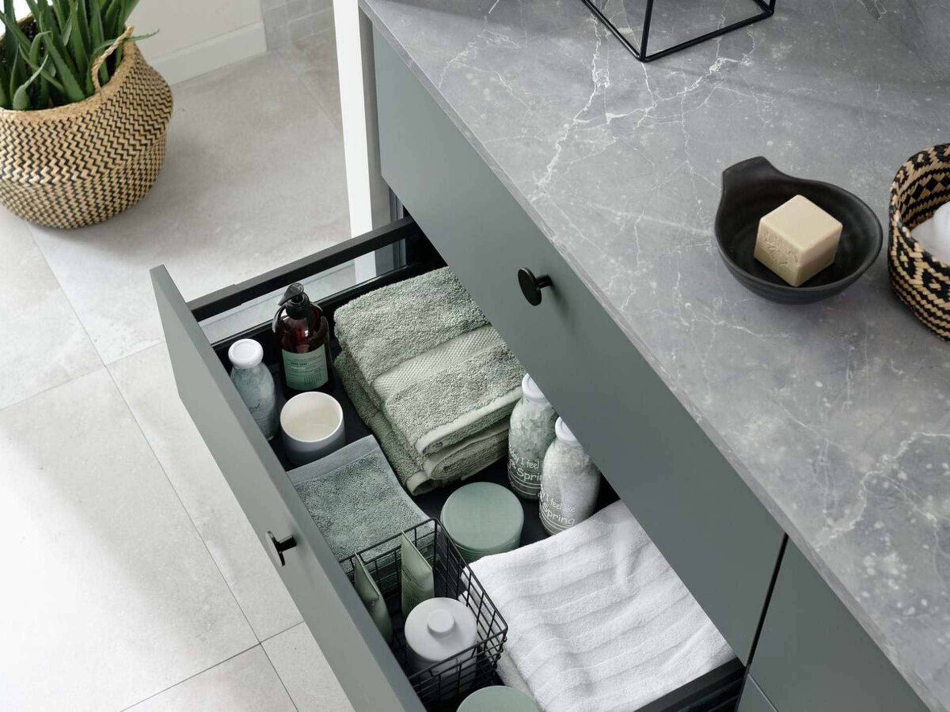 Meuble bas avec tiroirs grand volume de rangement
