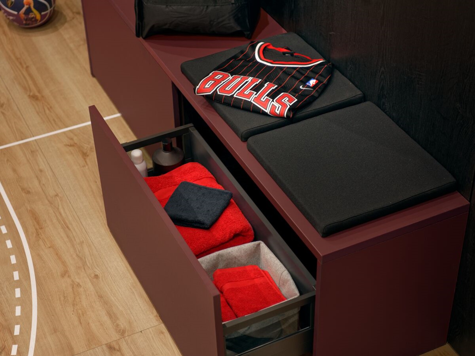 Banc avec bloc rangement coulissant ouvert pour équipement de sport