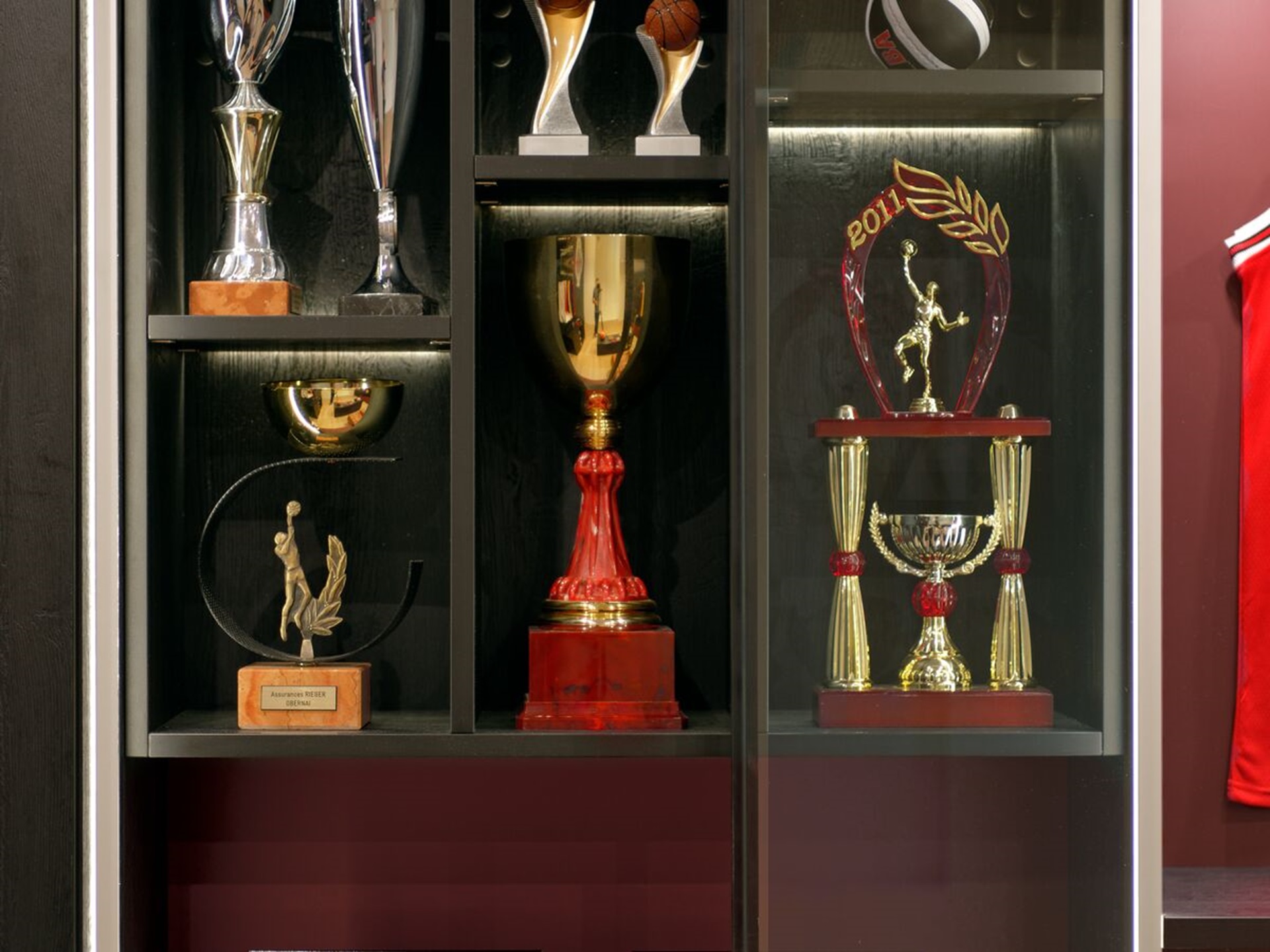 Vitrine avec niches éclairées sur mesure pour trophés de sport