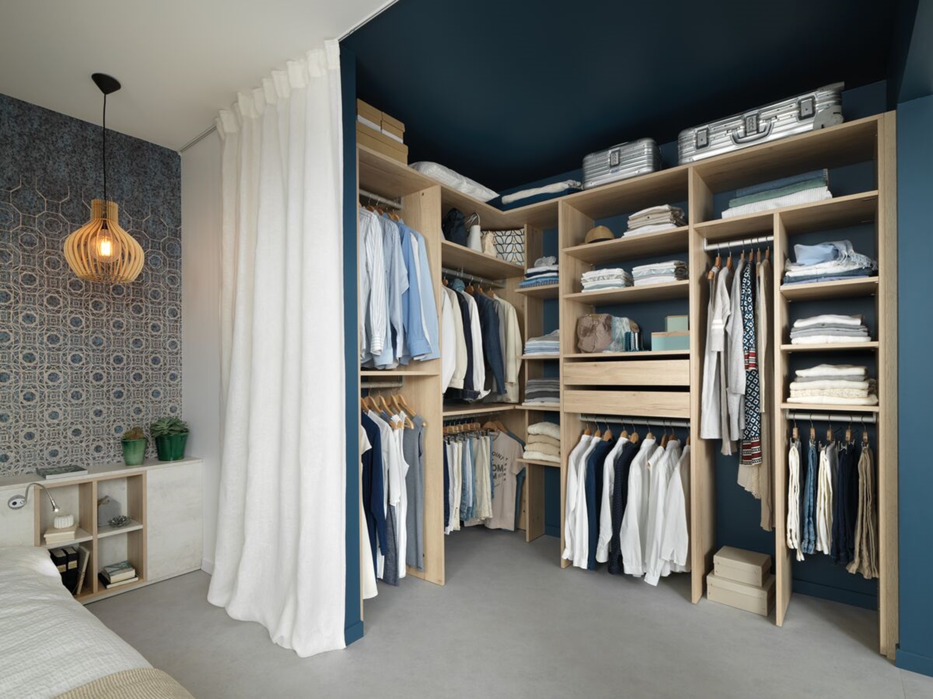 Vue de biais de l'ambiance rangement Arcos melaminé en coloris beige clair, cadrée sur le dressing