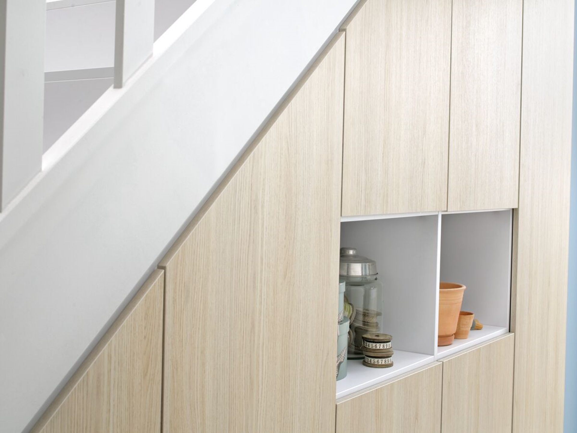Détail niches ouvertes du placard sous-pente
