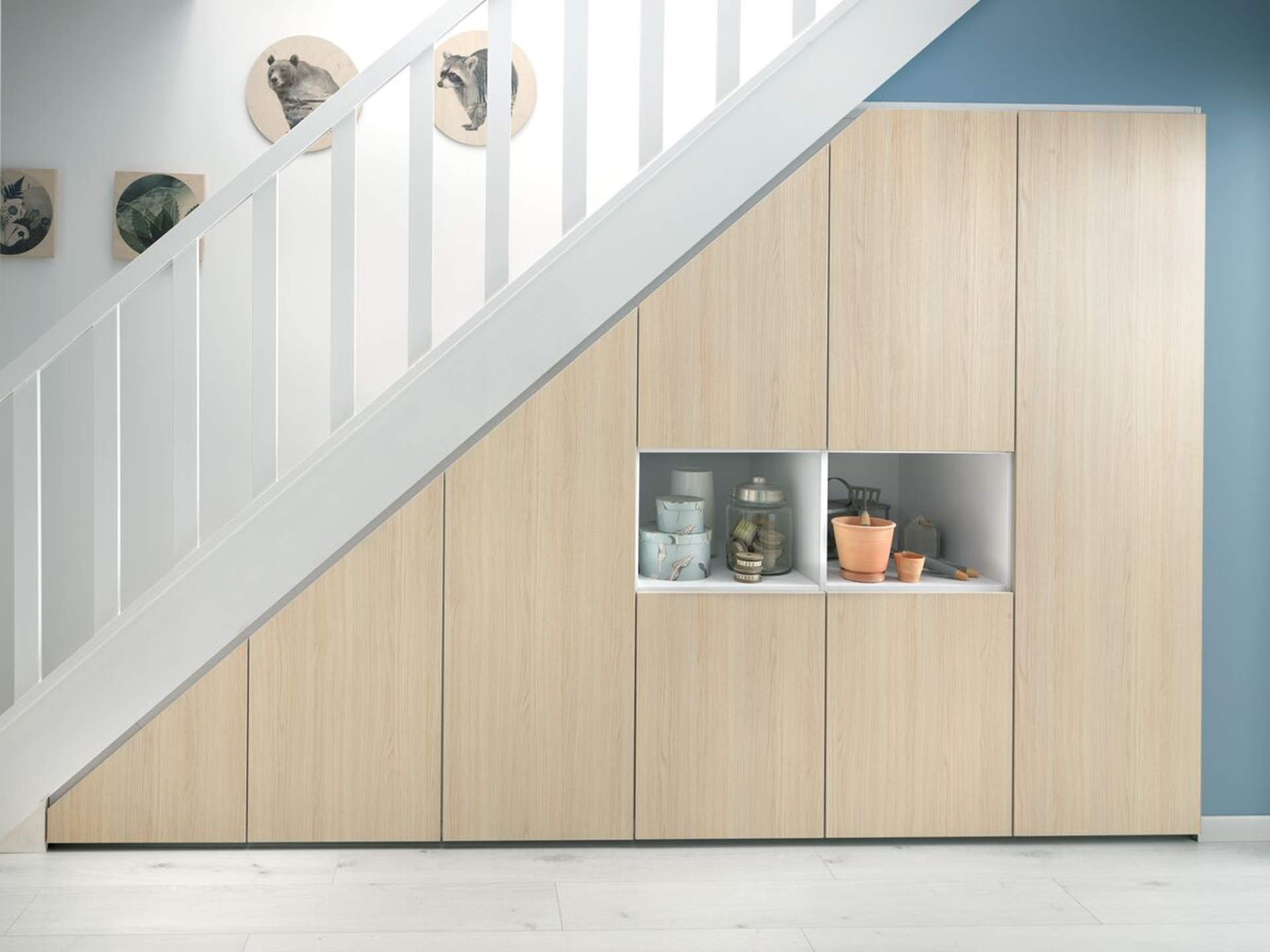 Vue de face du placard sous-pente avec niches ouvertes