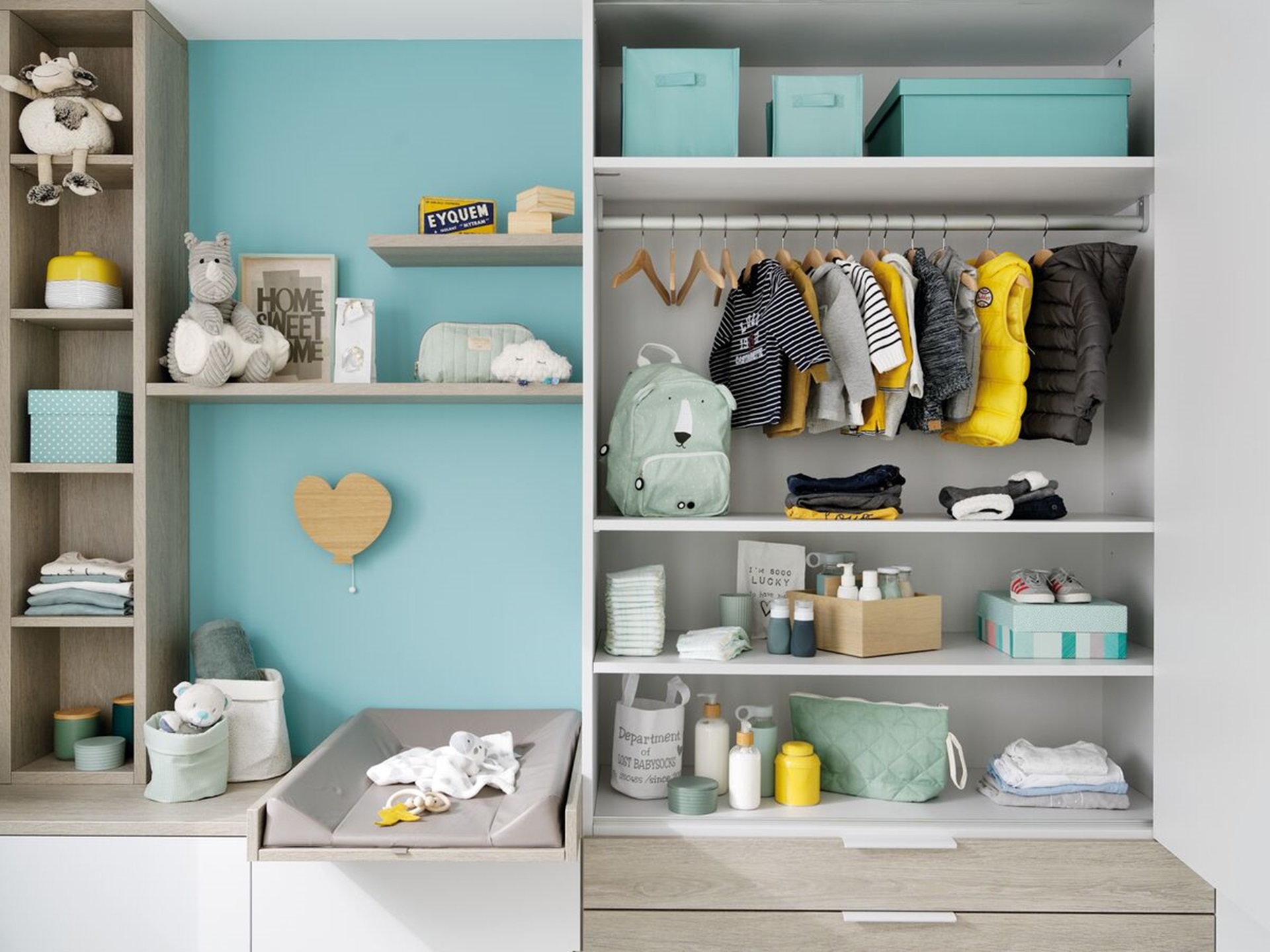 Vue rapprochée de l'armoire ouverte avec les vêtements bébé