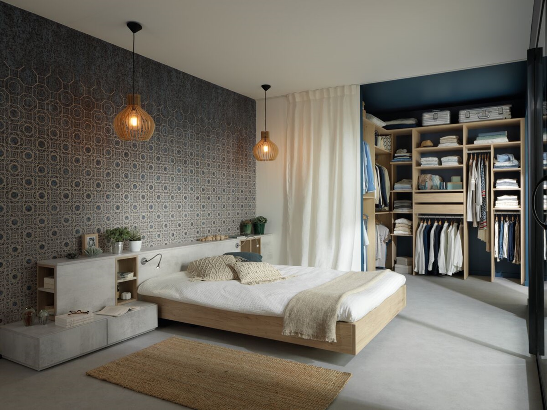 Ample vue de l'ambiance rangement Arcos melaminé en coloris beige clair, avec le dressing sur le fond et le lit au premier plan