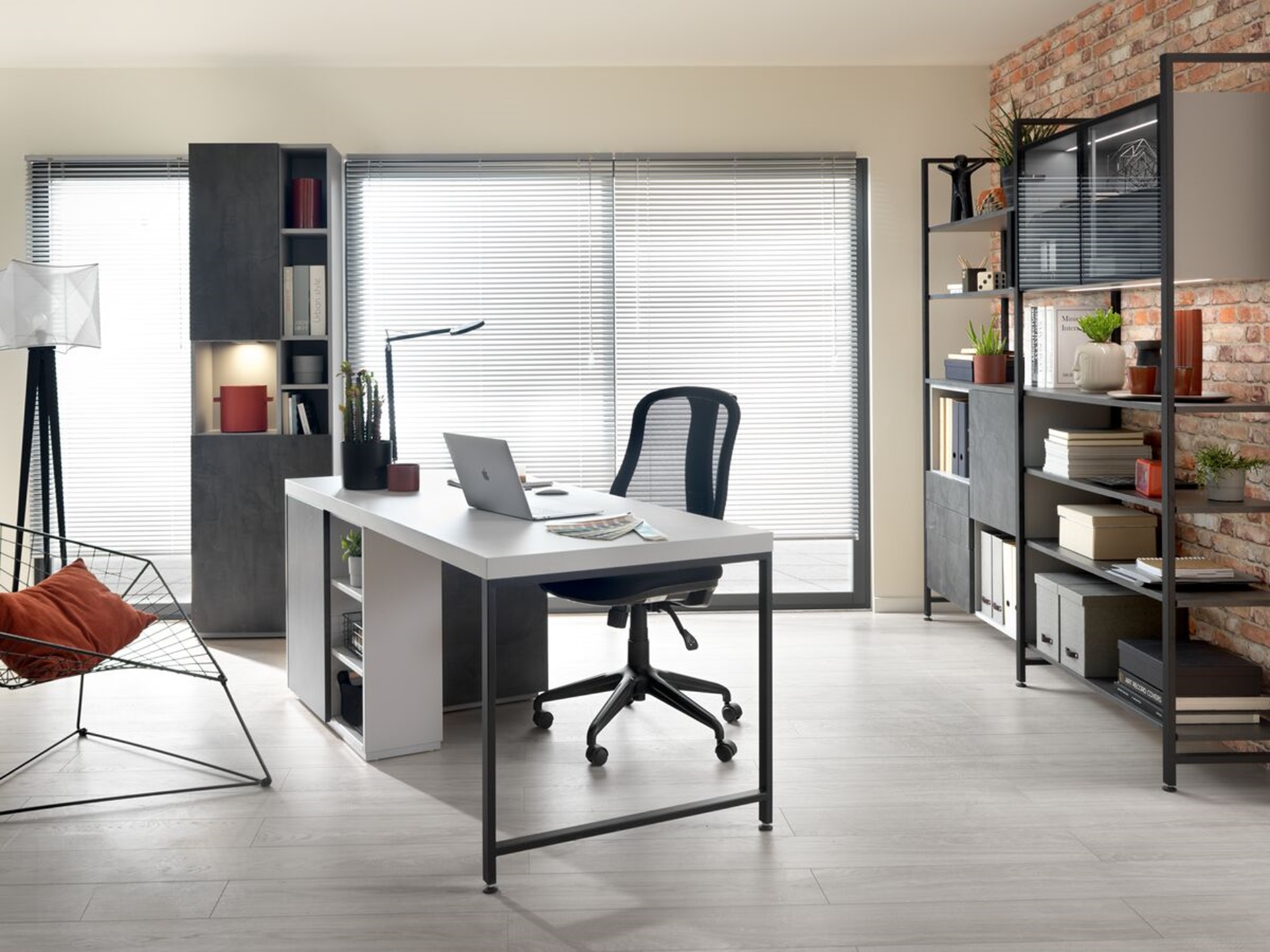 Bureau style industriel avec étagères métalliques noires et meubles gris