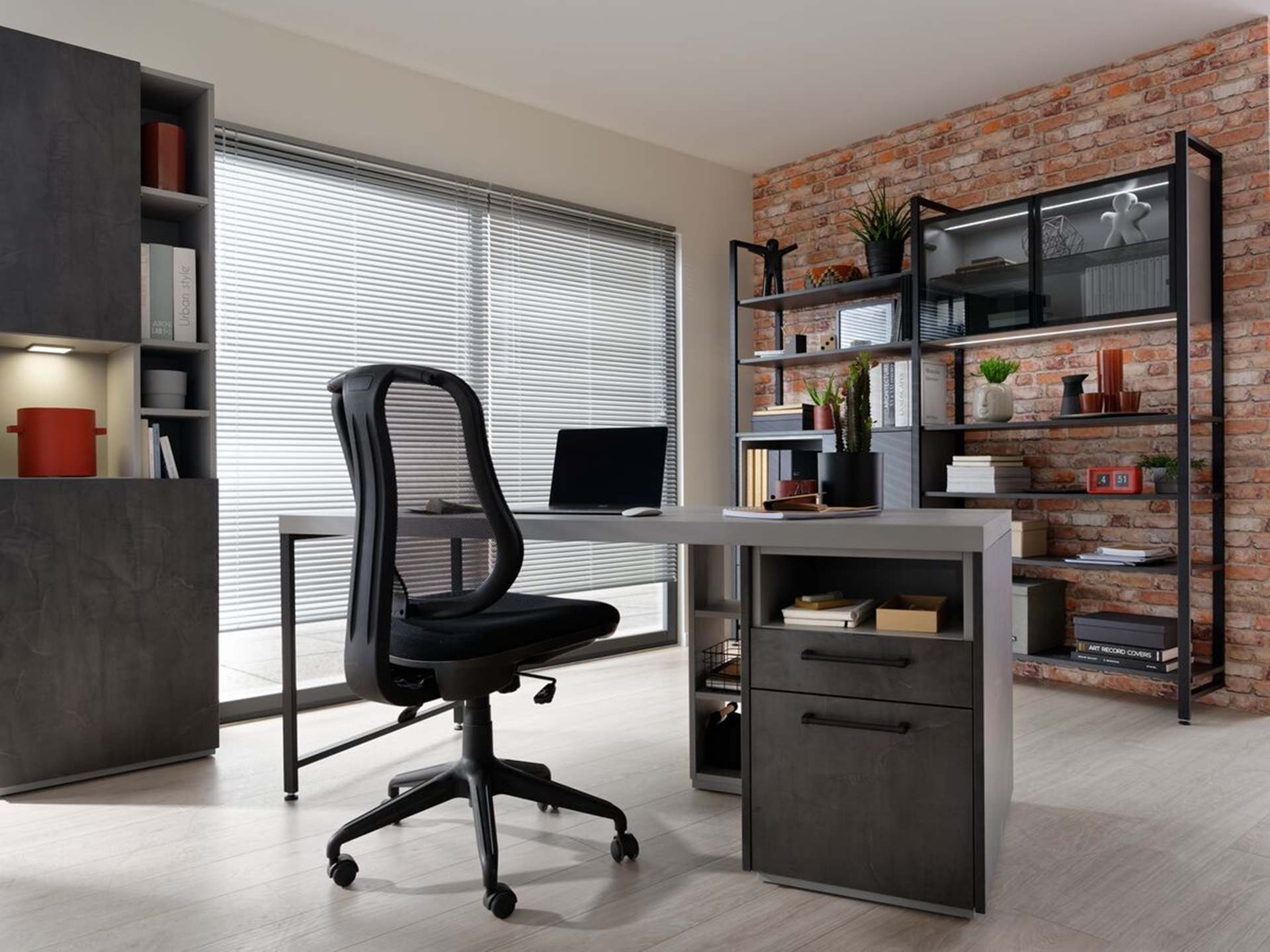 Bureau style architecte avec étagères métalliques noires et meubles gris