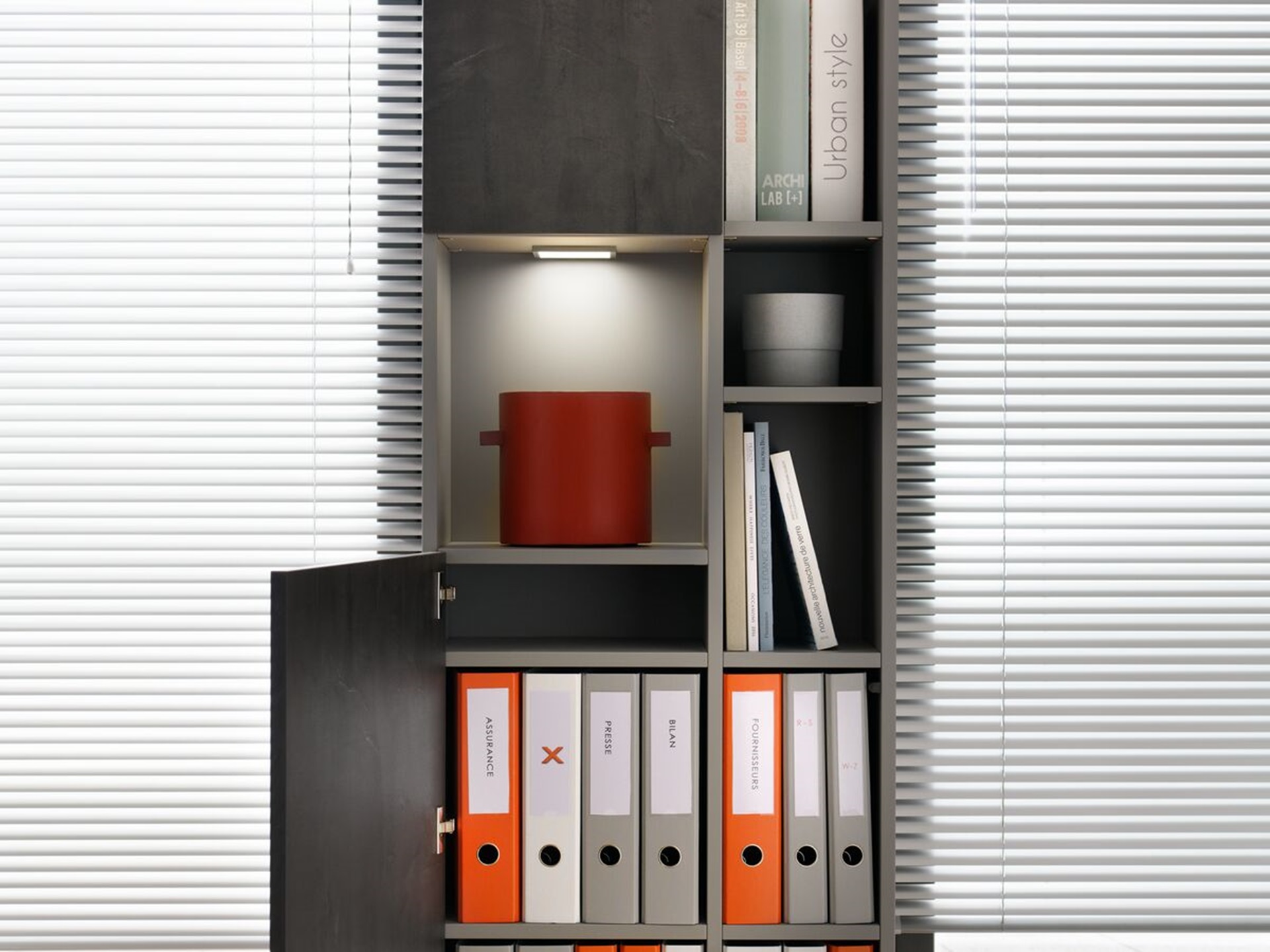 Colonne de rangement pour bureau avec porte battante pour classeur et niches ouvertes